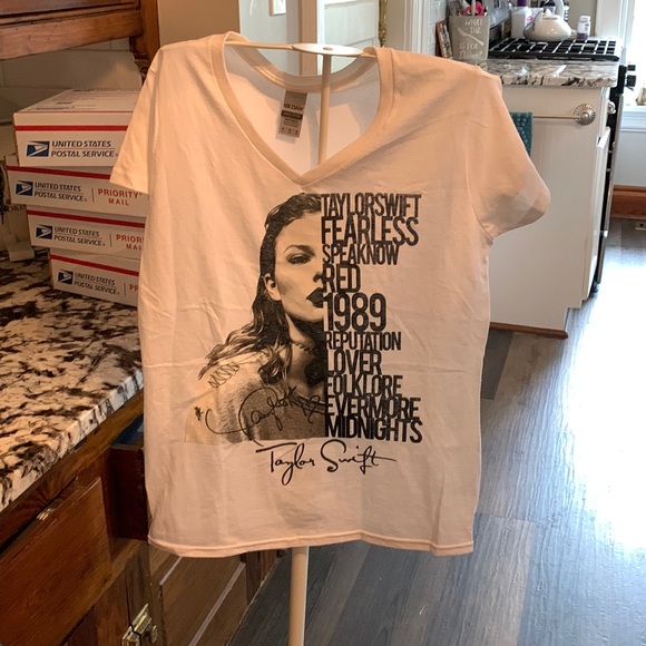 Amazing Taylor‎ Swift 1989 tee. Bought and never worn - Picture 1 of 6